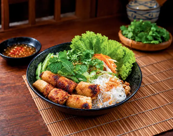 14A. Bún nem · Reisnudeln mit Frühlingsrollen – Tofu mit Sojasoße